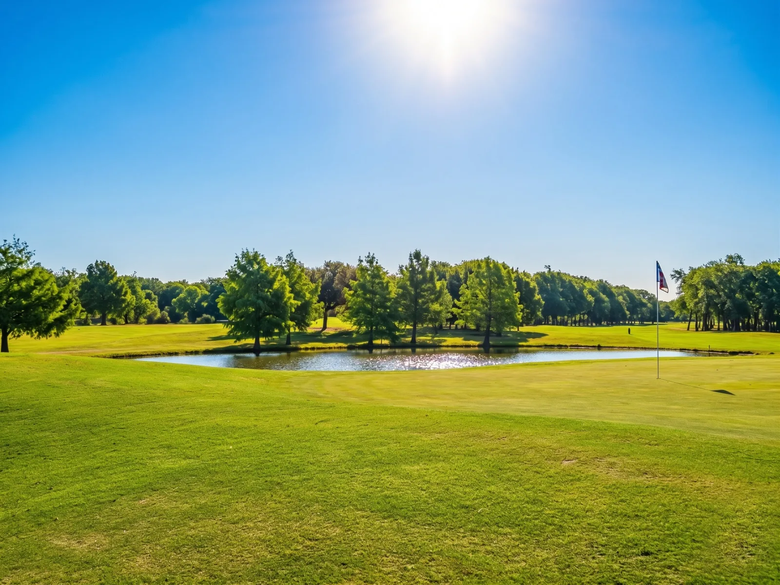 Green and pond at Luna Vista Golf Course, Dallas, Texas